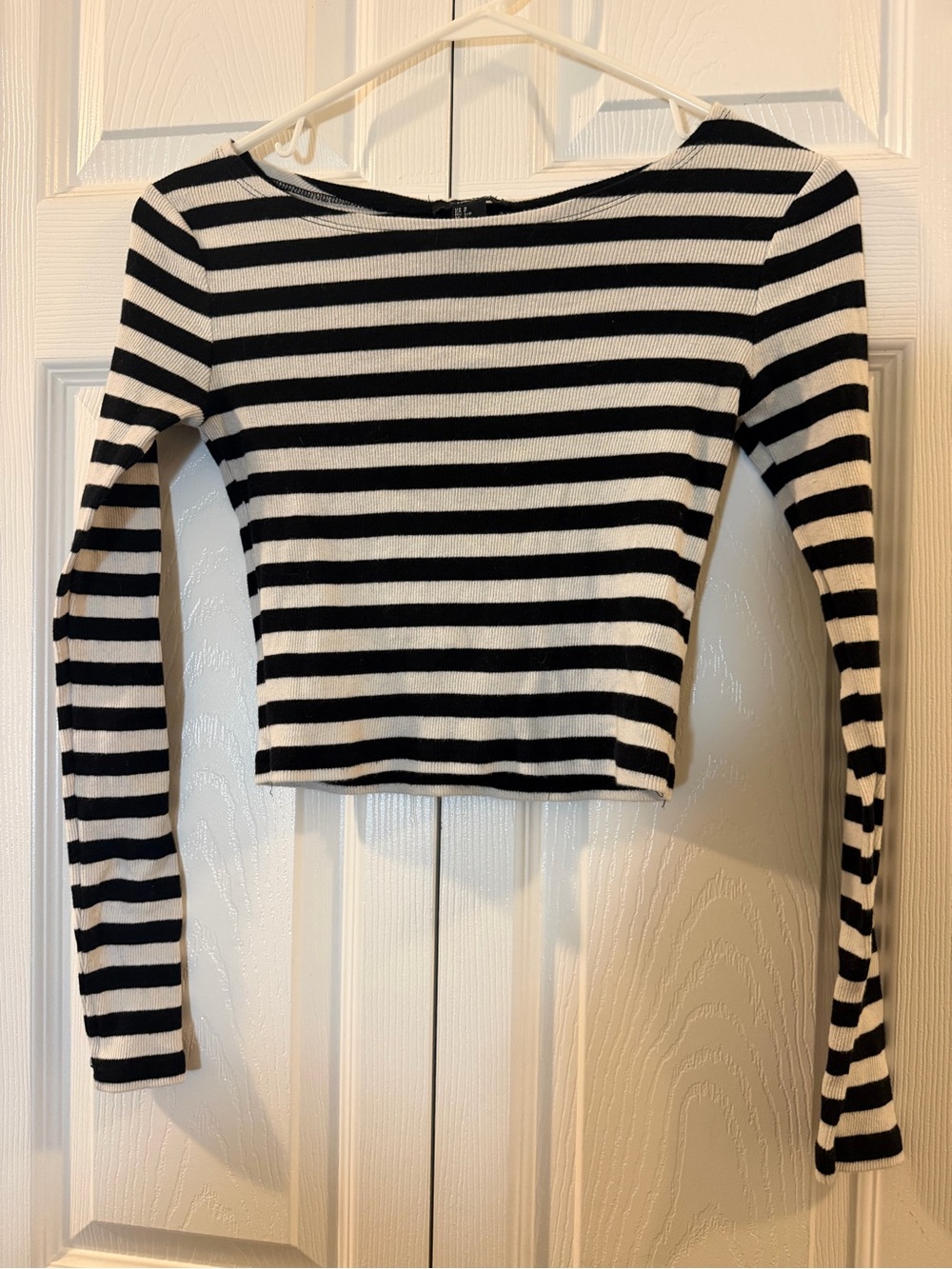 🚨Forever 21 Black and White Striped Long Sleeve Crop Tee🚨